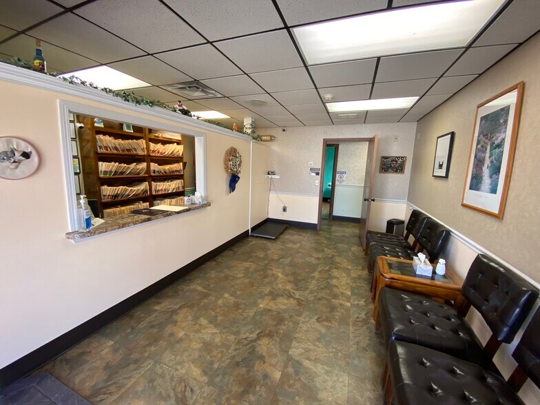 More Photos Of 2228 W College St, Springfield Veterinarian Kennel For Sale