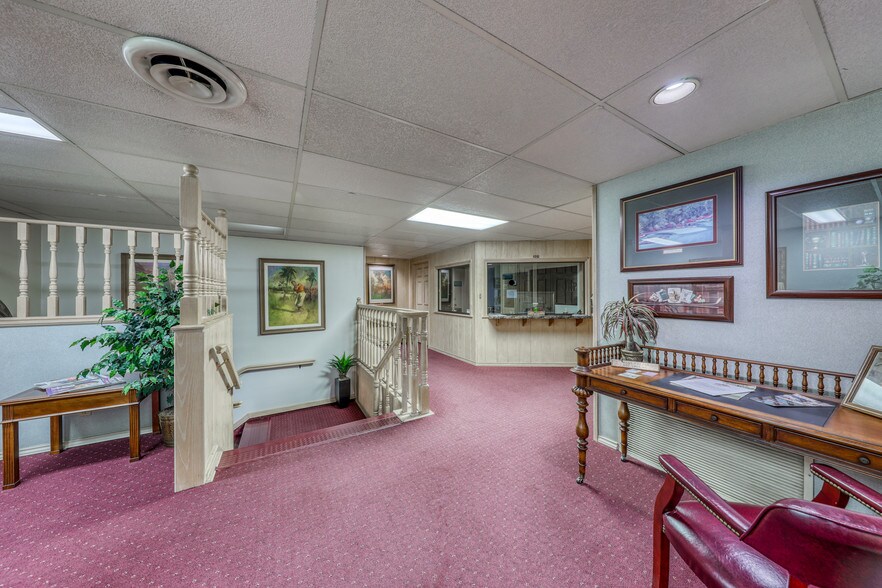 More Photos Of 119 N Main St, Weatherford Office For Sale