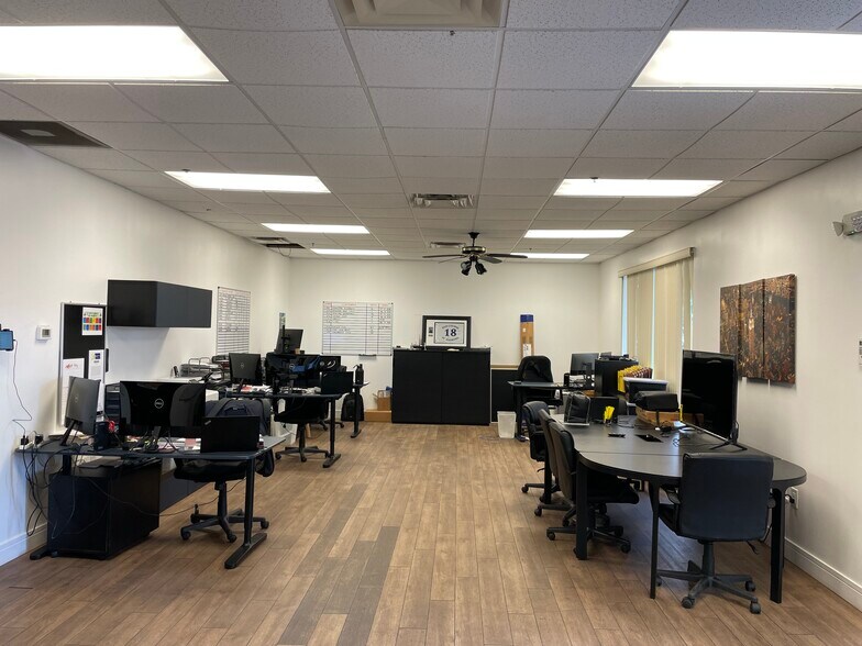 More Photos Of 6600-6626 Kingspointe Pky, Orlando Distribution For Lease