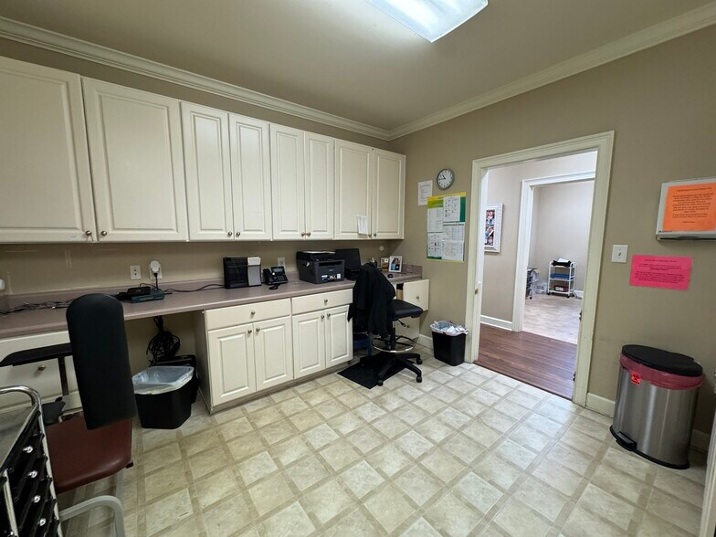 More Photos Of 1001 Fernwood Dr, Milledgeville Medical For Sale