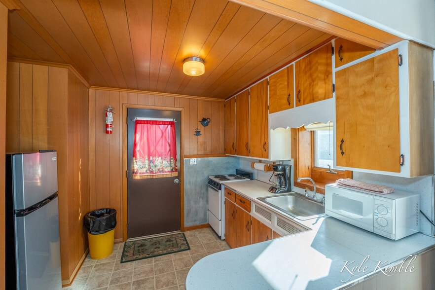 More Photos Of 104 W Houghton Lake Dr, Prudenville Hotel For Sale