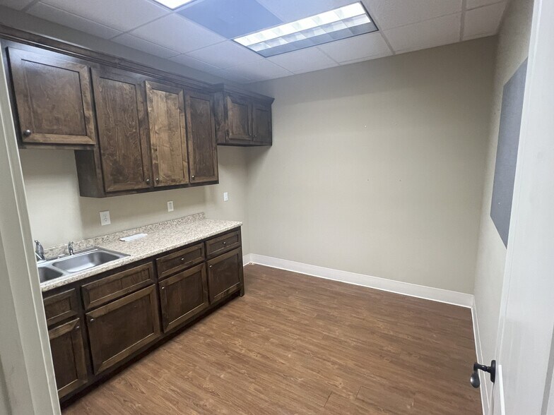More Photos Of 2000 Northside Crossing, Macon-Bibb Office For Lease