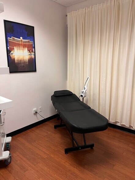 More Photos Of 8867 W Flamingo Rd, Las Vegas Office For Sale
