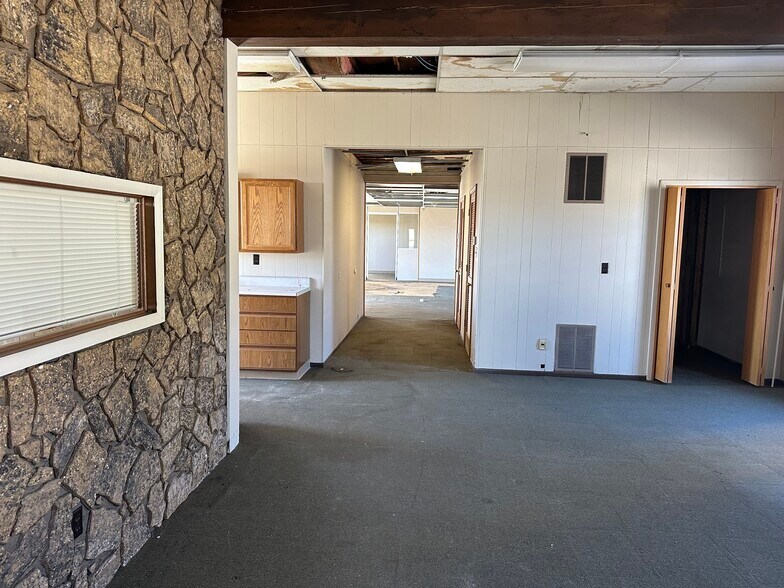 More Photos Of 1105 State St, Mound City Office For Sale
