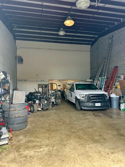 More Photos Of 8733-8737 Quarry Rd, Manassas Warehouse For Lease