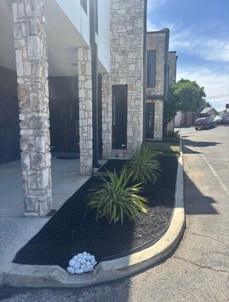 More Photos Of 12002 Warfield St, San Antonio Loft Creative Space For Lease