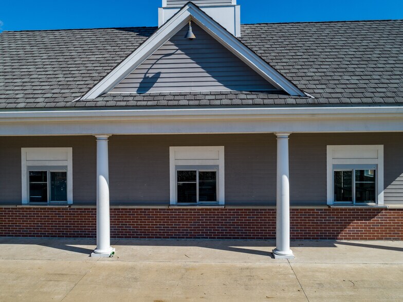 More Photos Of 150 Chelsea Harbor Dr, Norwich Restaurant For Lease