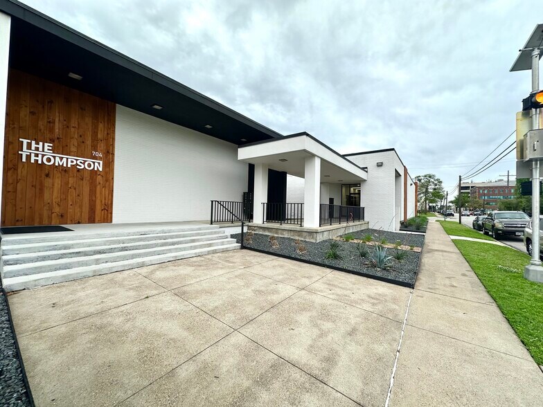 More Photos Of 702 N Thompson St, Conroe Office For Sale