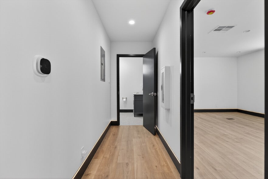 More Photos Of 703 S Main St, Burbank Showroom For Sale
