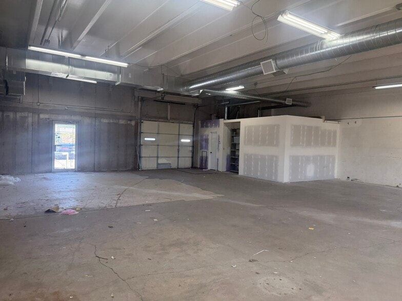 More Photos Of 2065-2085 S Holly St, Denver Showroom For Lease