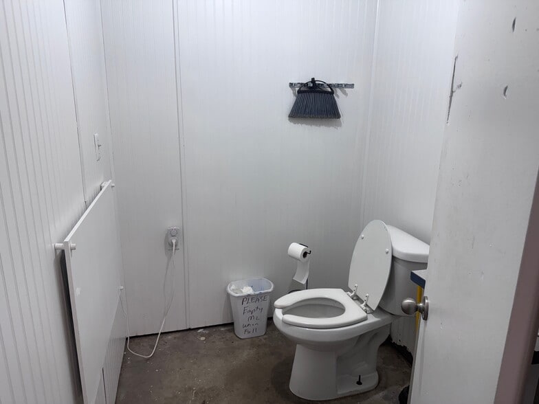 More Photos Of 1001 N 2nd St, Stilwell Light Distribution For Sale