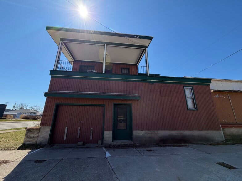 More Photos Of 87 Division St, Manistee Freestanding For Sale