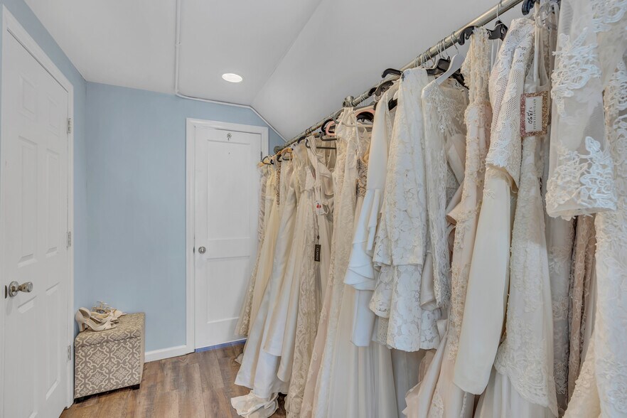 More Photos Of 141 Chambers Bridge Rd, Brick Storefront Retail Office For Sale