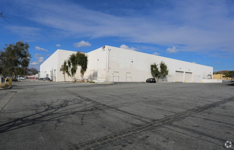 More Photos Of 2507 Medford St, Los Angeles Warehouse For Lease