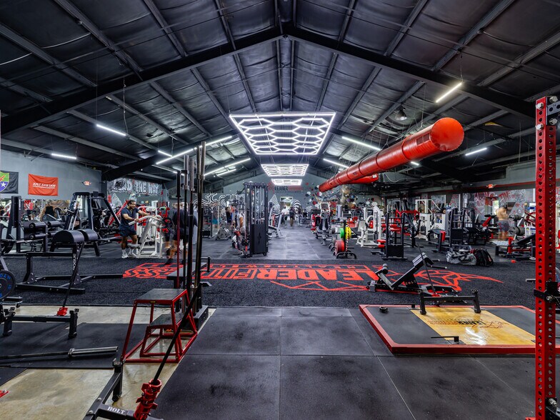 More Photos Of 321 S Persimmon St, Tomball Manufacturing For Lease