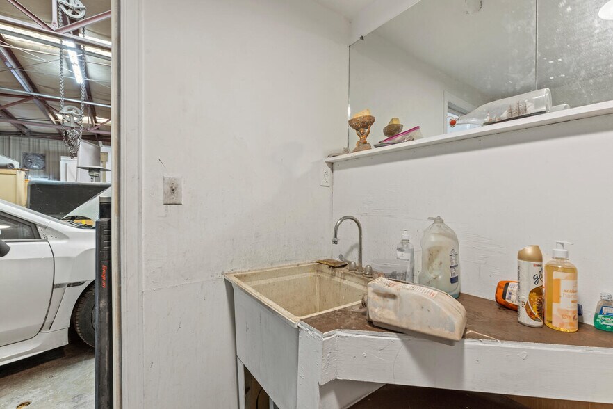 More Photos Of 6370 Kearney St, Commerce City Warehouse For Sale