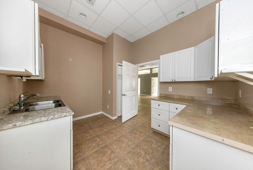 More Photos Of 655 N Indiana Ave, Englewood Medical For Sale