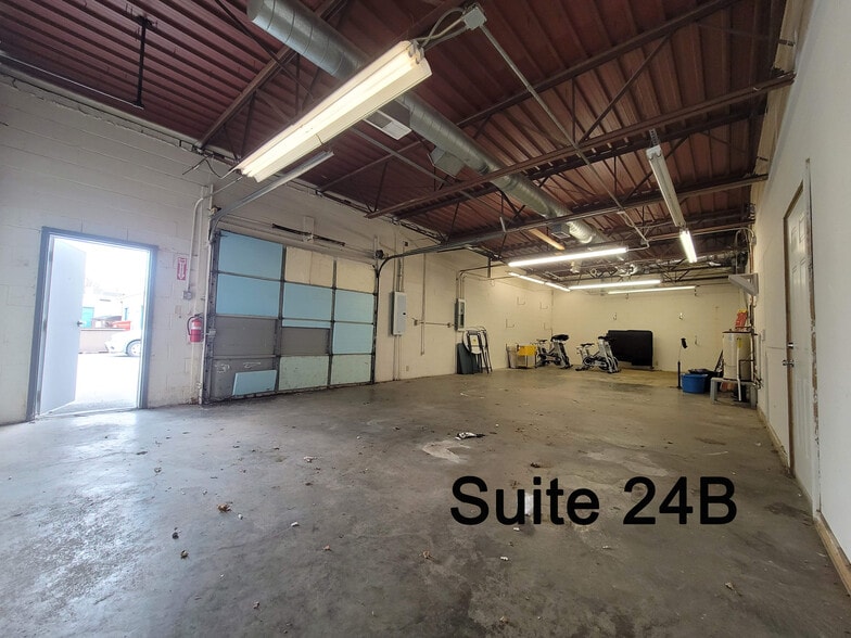 More Photos Of 500 S Polk St, Greenwood Showroom For Lease