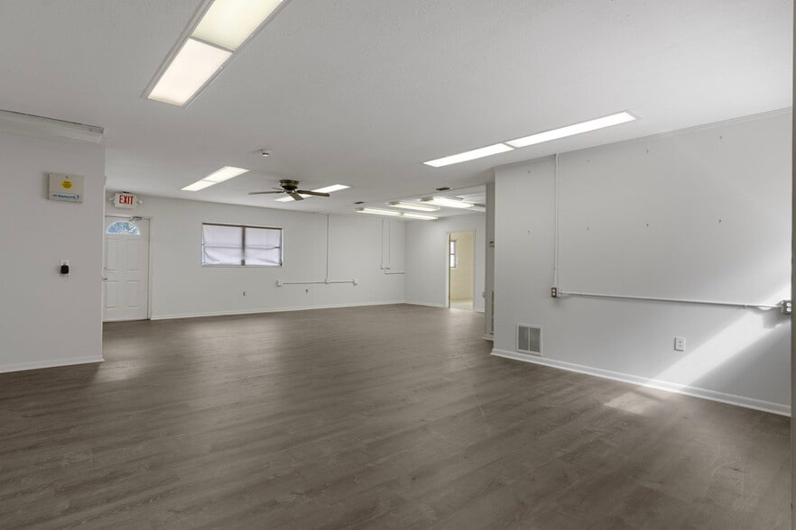 More Photos Of 377 Highway 40 W, Inglis Flex For Lease