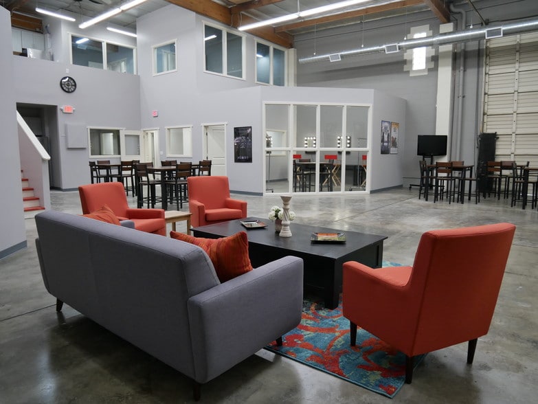 More Photos Of 140-166 S Victory Blvd, Burbank Research And Development For Lease