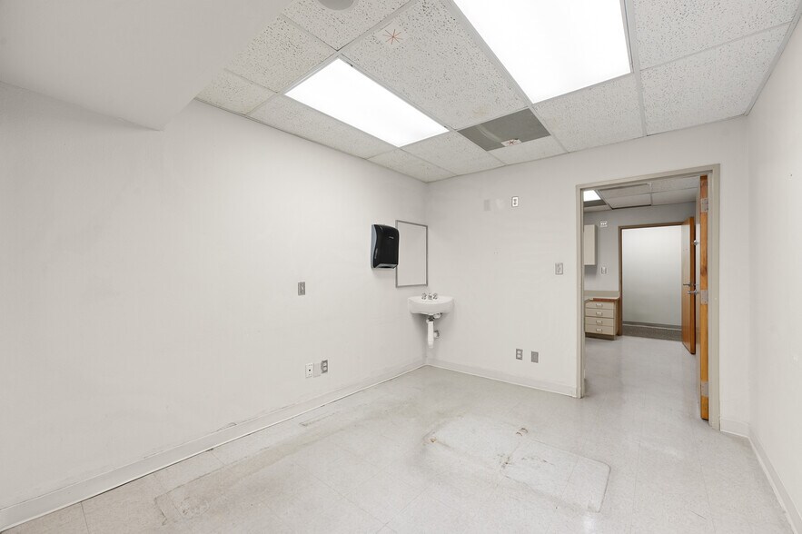 More Photos Of 13414 Medical Complex Dr, Tomball Medical For Sale