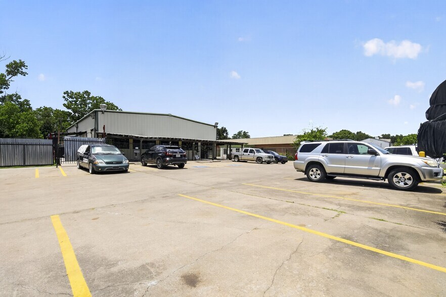 More Photos Of 2920 Dairy Ashford Rd, Houston Showroom For Sale