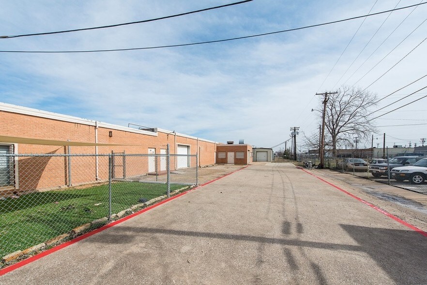 More Photos Of 300 S Kirby St, Garland Warehouse For Lease