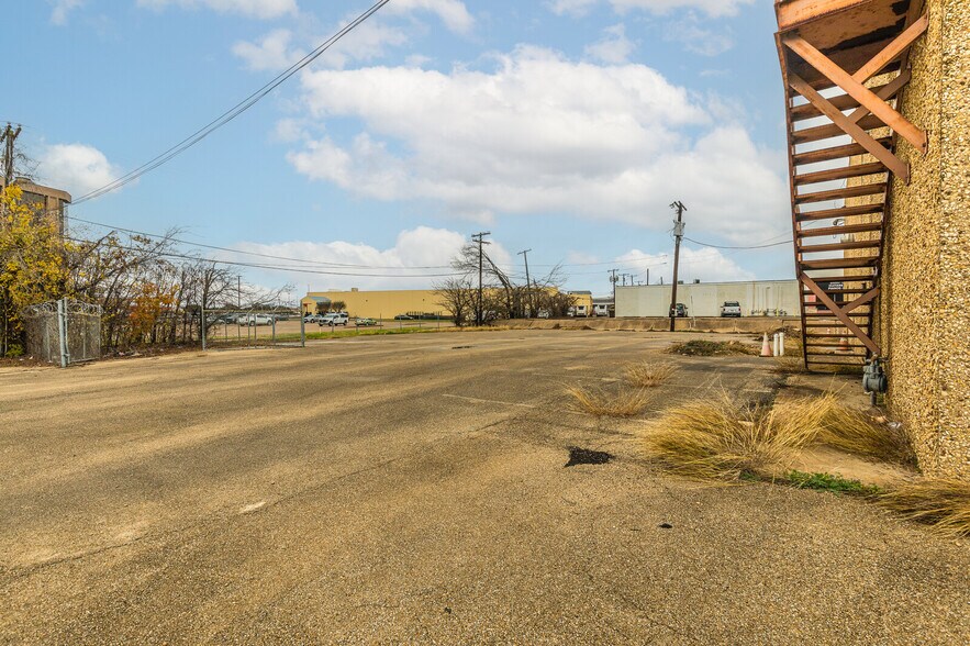 More Photos Of 1210 Lake Air Dr, Waco Freestanding For Sale