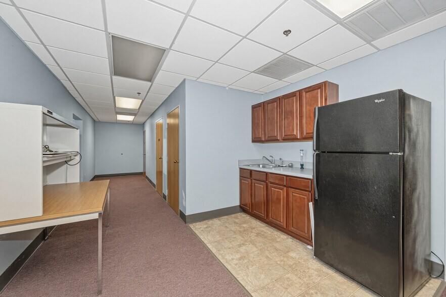 More Photos Of 931 Sweeney Dr, Hagerstown Flex For Lease