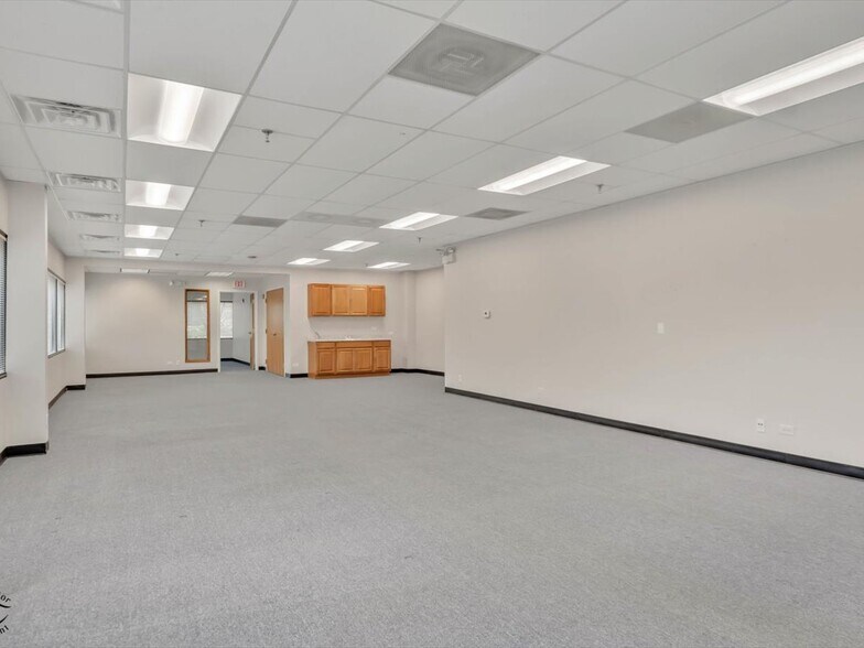 More Photos Of 1990 E Algonquin Rd, Schaumburg Office For Lease