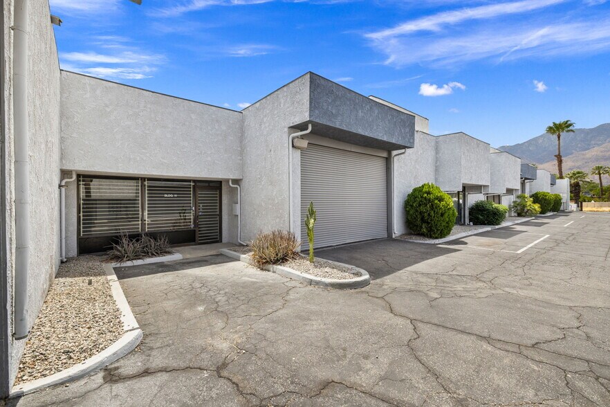 More Photos Of 800 S Vella Rd, Palm Springs Warehouse For Lease