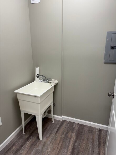 More Photos Of 347 20th St W, Jasper Office For Lease
