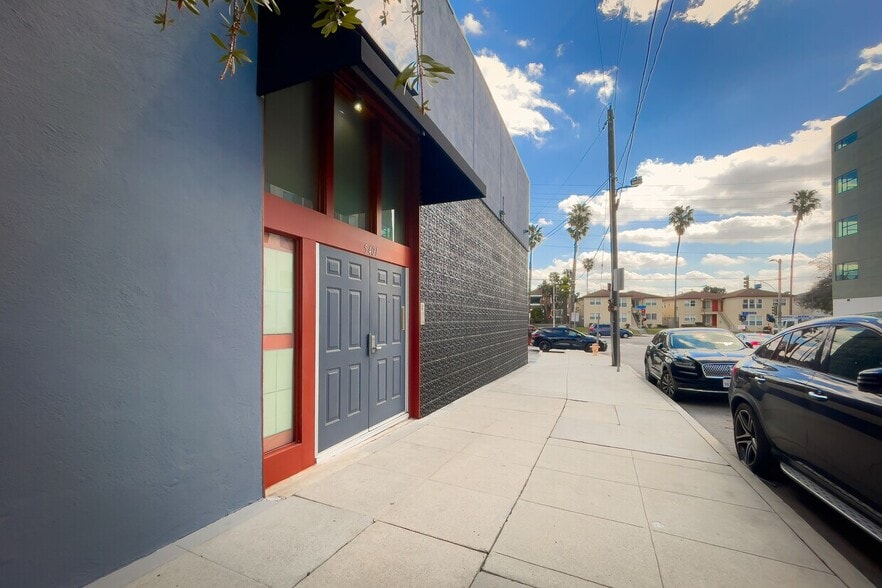 More Photos Of 5401 W Alvern Cir, Los Angeles Office Residential For Lease