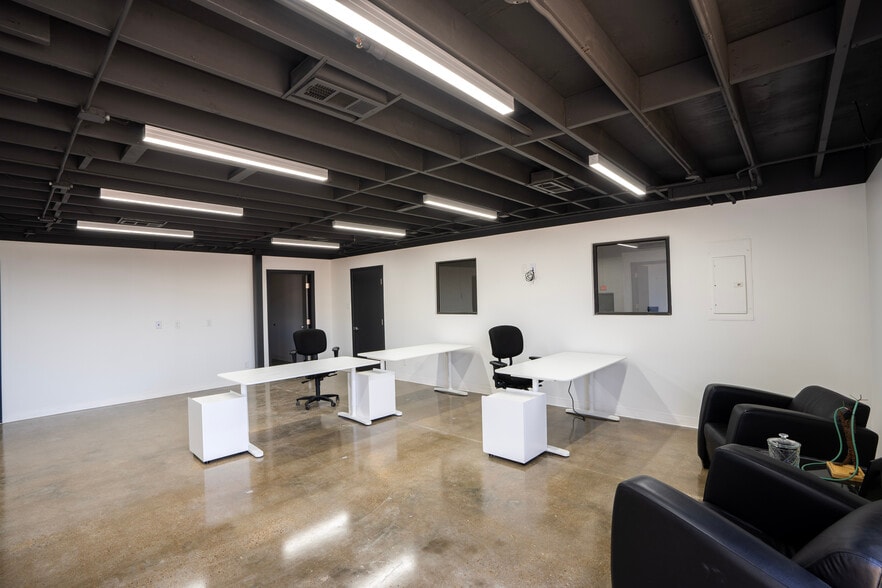 More Photos Of 2626 Sea Harbor Rd, Dallas Warehouse For Sale