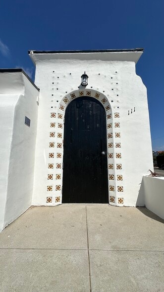 More Photos Of 111 S Dos Caminos Ave, Ventura General Retail For Lease