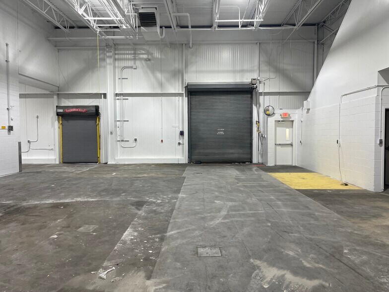 More Photos Of 33 Rajon Rd, Bayport Manufacturing For Lease