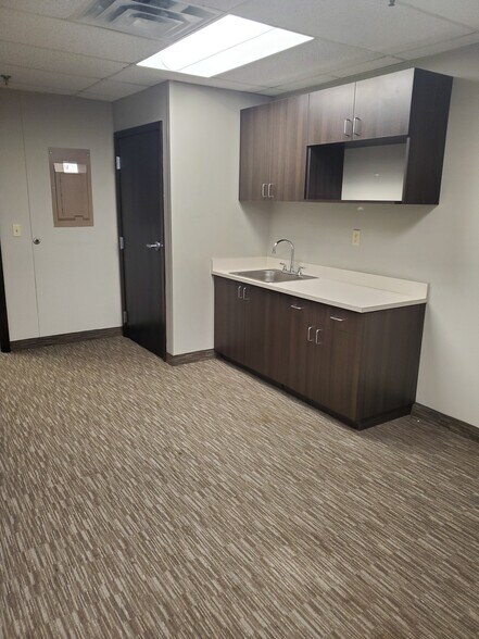 More Photos Of 1325 American Blvd E, Bloomington Showroom For Sale