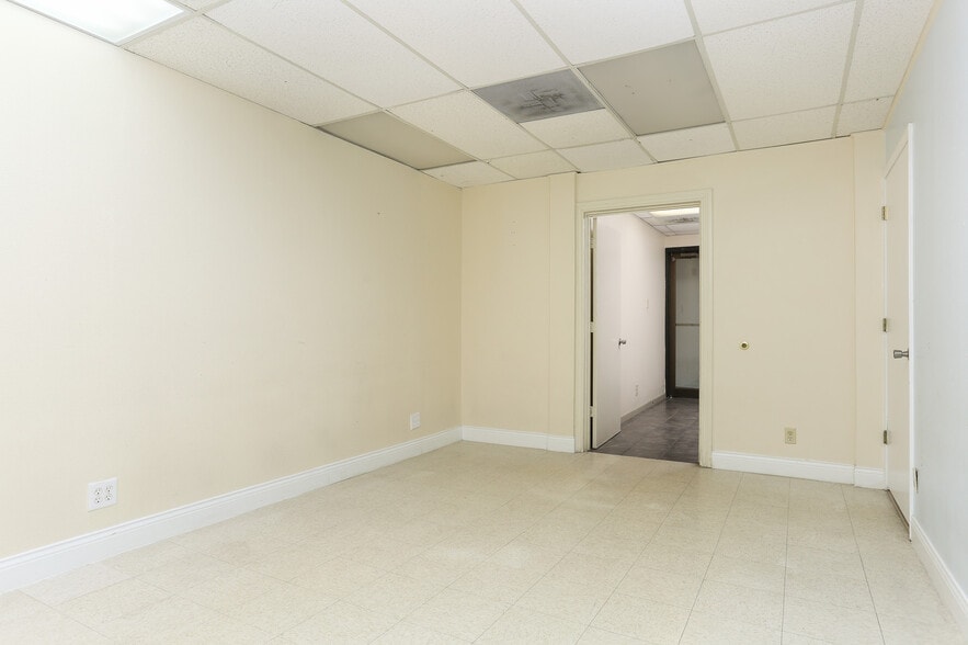 More Photos Of 4139 Gardendale St, San Antonio Office For Sale