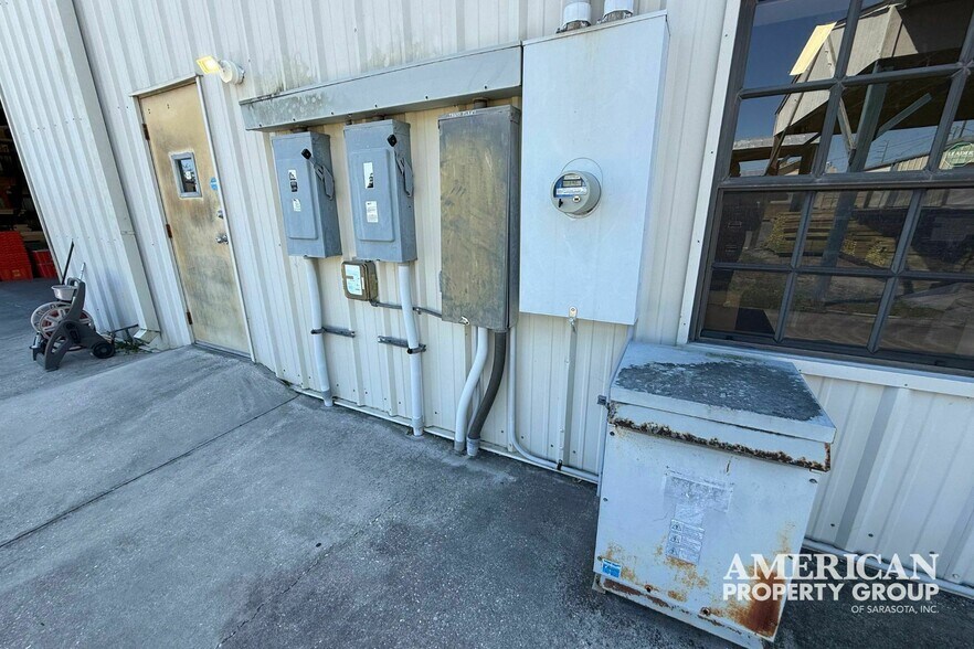 More Photos Of 5611 15th St E, Bradenton Freestanding For Lease