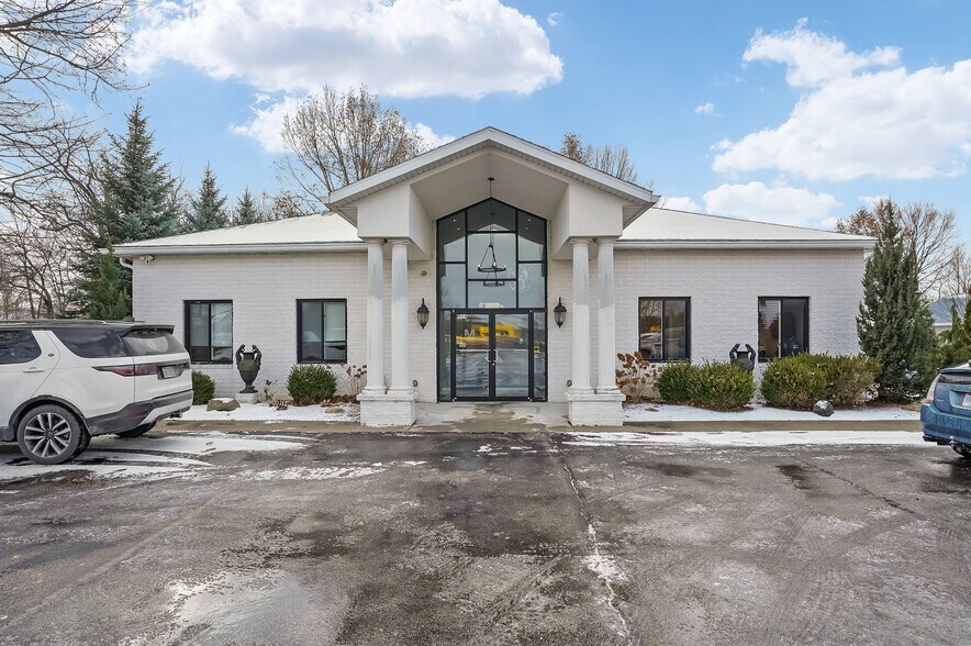 Primary Photo Of 908 E Waterloo Rd, Akron Medical For Lease