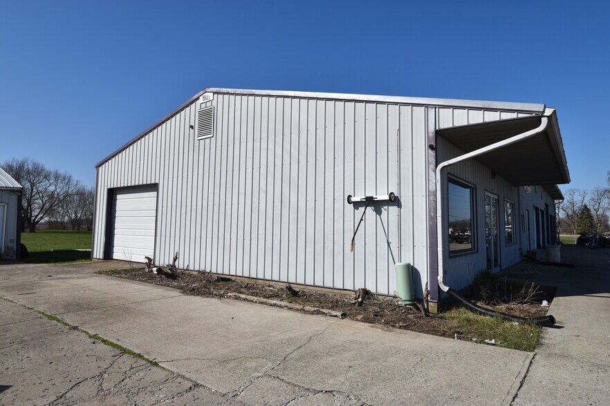 More Photos Of 1429 W US Highway 40, Greenfield Showroom For Lease