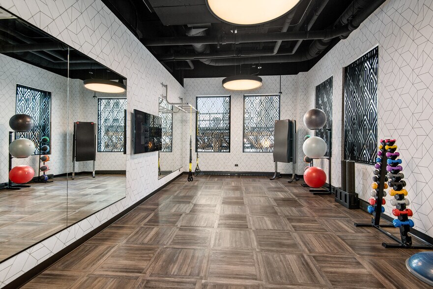 More Photos Of 182 W Lake St, Chicago Apartments For Lease