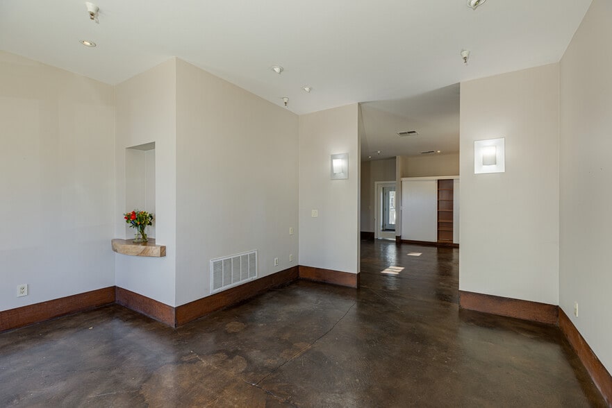 More Photos Of 220 Windsor River Rd, Windsor Apartments For Sale