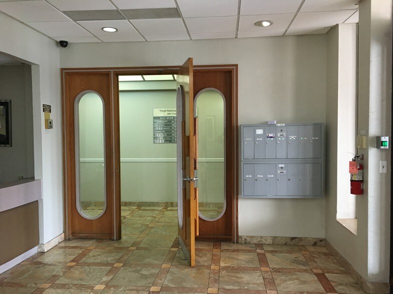 More Photos Of 2021 Tyler St, Hollywood Office For Lease