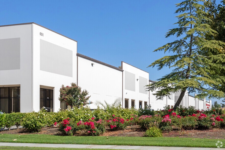 More Photos Of 651 N Armstrong Ave, Fresno Warehouse For Lease