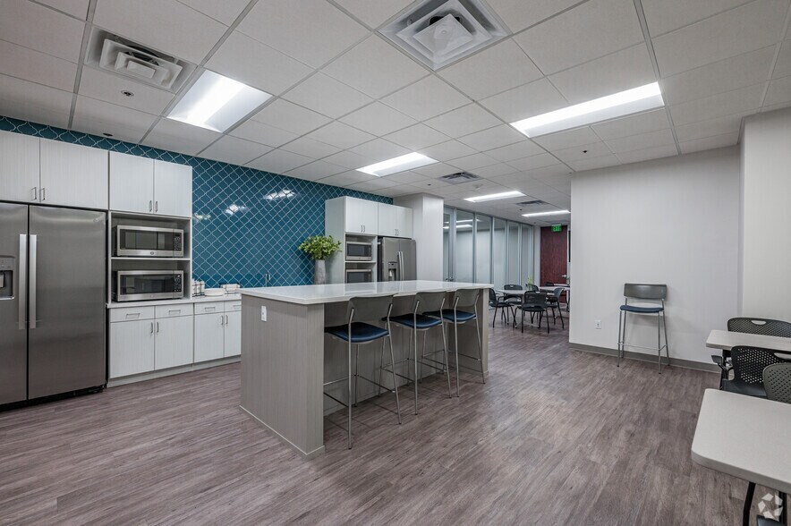 More Photos Of 2100-2120 W Walnut Hill Ln, Irving Office For Lease