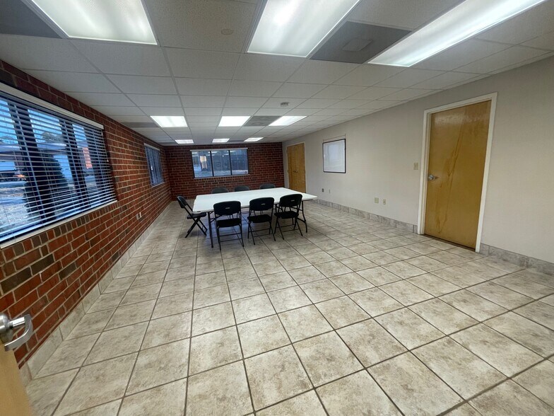 More Photos Of 11128 Business Ln, Charlotte Light Distribution For Lease