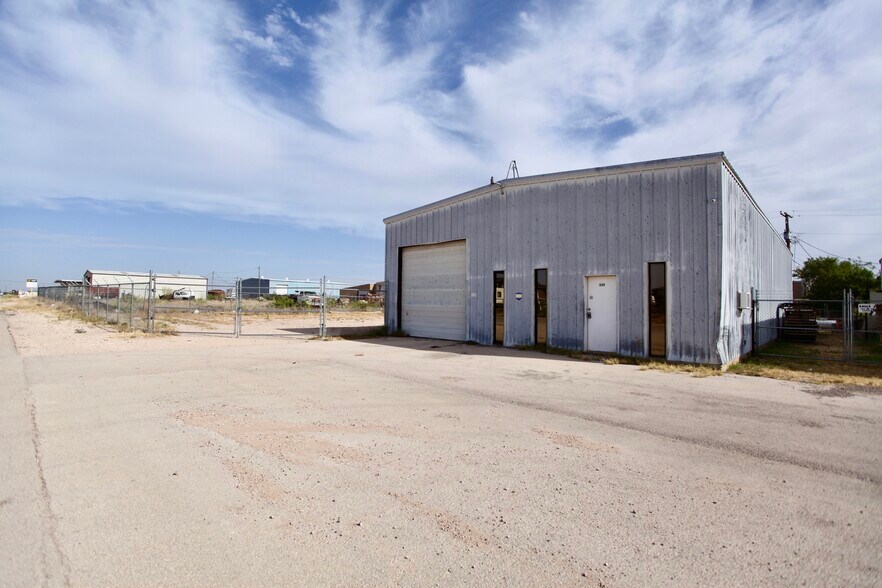 More Photos Of 1609 E Taylor Ave, Midland Warehouse For Sale