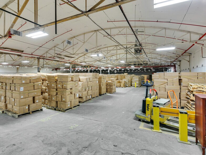 More Photos Of 16 Swamscott St, Newfields Warehouse For Lease