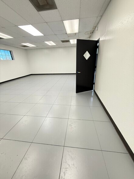 More Photos Of 2910 Antoine Dr, Houston Unknown For Lease